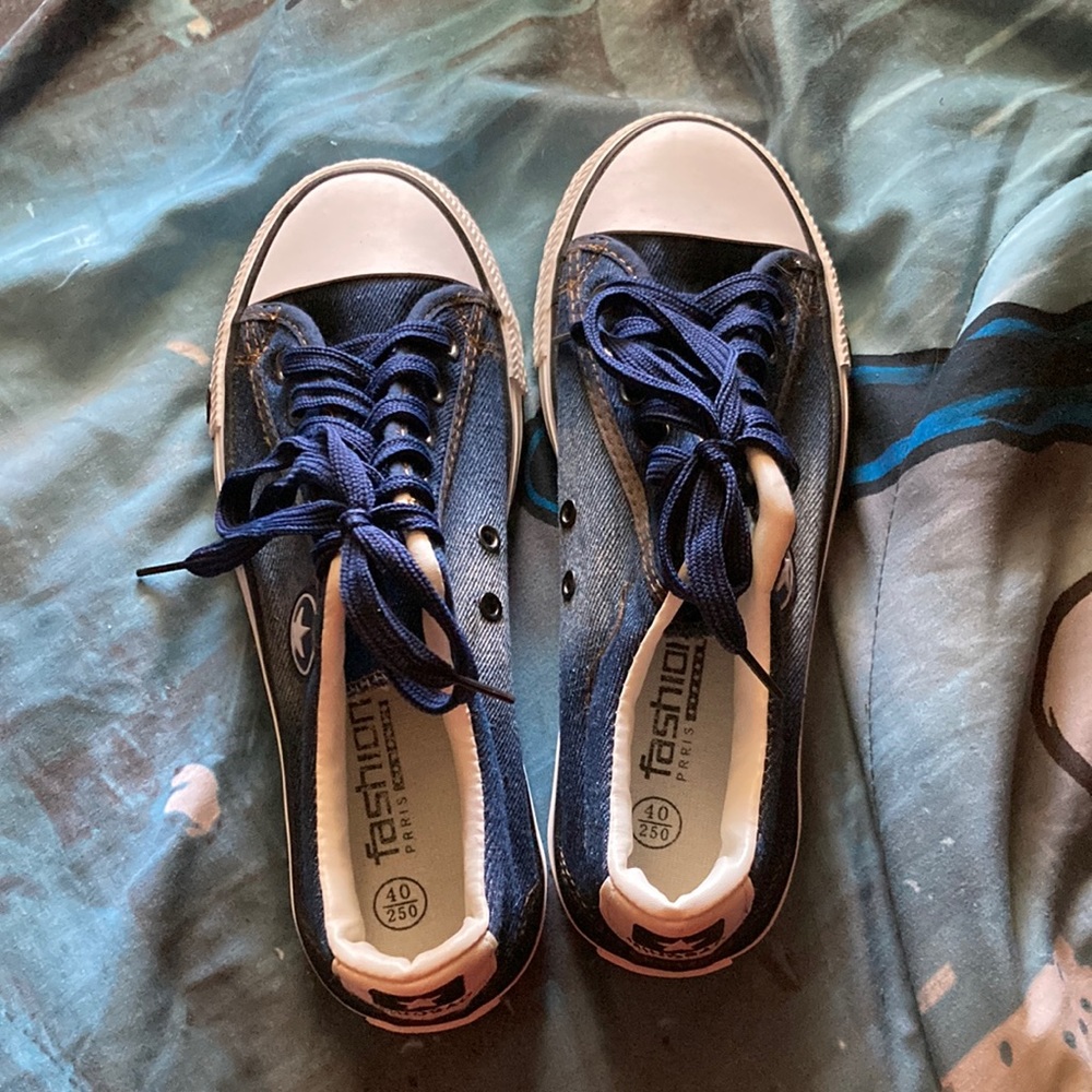 Shoes size 40/250 dark blue with a star on the side brand new never been worn!